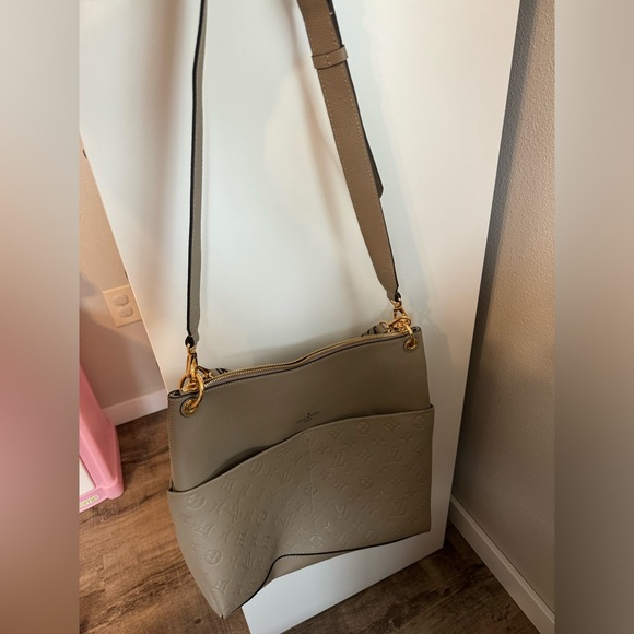 Faux LV purse - Picture 4 of 6